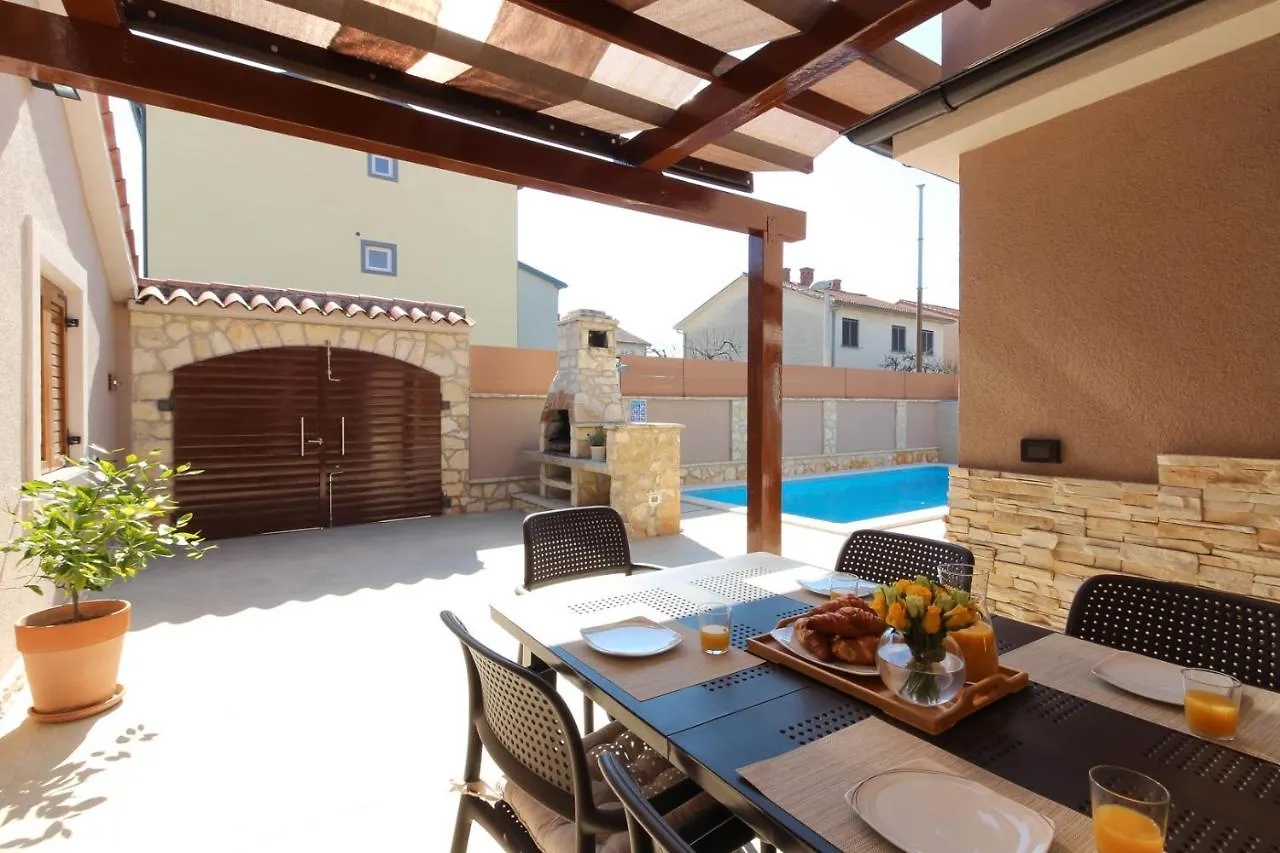 Beautiful Villa Magnifica With Private Pool In Pula